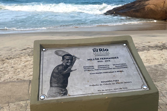 Placa com imagem de Millôr jogando frescobol