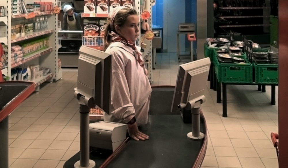 3 Frame de vídeo em que criança está na KidZania, parque que simula atividades da vida adulta.