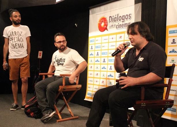 Foto do debate em comemoração aos dez anos do filme Alma Suburbana.No Ponto Cine, em Guadalupe, no dia 4 de Novembro de 2017.Sentado de camisa preta, Luiz Claudio e, sentado de camisa branca, Rafael Mattos