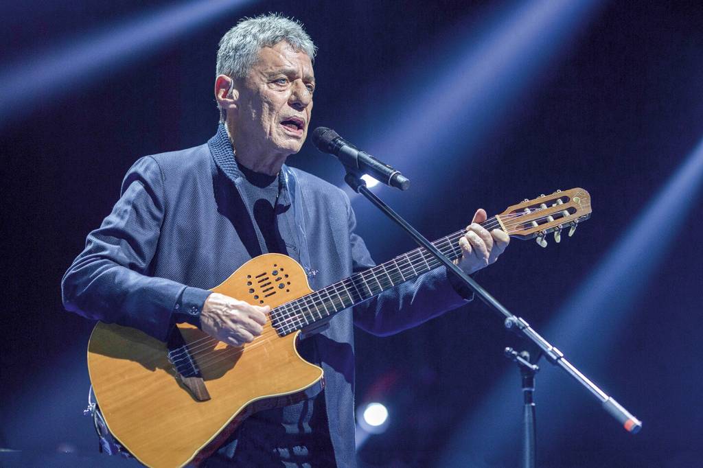 Chico Buarque faz homenagem a Gal Costa durante turnê de seu novo show