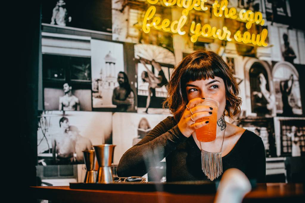 Descolado: bar curitibano chega ao Rio com hambúrguer e drinque a 16 reais