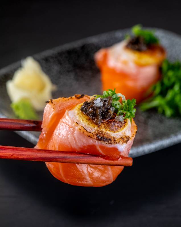 Naga: salmão e ovo de codorna trufado é um sushi clássico servido à perfeição no Naga Naga: salmão e ovo de codorna trufado é um sushi clássico servido à perfeição no Naga