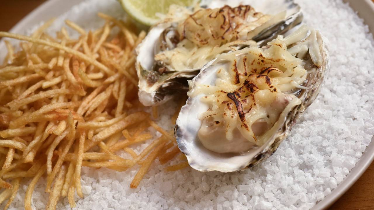 Otra: há ostras de todas as formas no bar, incluindo as gratinadas com queijo parmesão