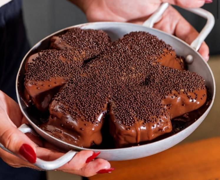 dB House: bolo quente de massa fofa e molhada com brigadeiro faz sucesso na casa dB House: bolo quente de massa fofa e molhada com brigadeiro faz sucesso na casa