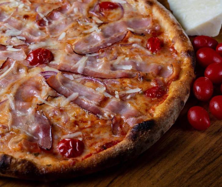 Domenica: bacon e tomatinhos reproduzem a clássica moda amatriciana na pizza Domenica: bacon e tomatinhos reproduzem a clássica moda amatriciana na pizza