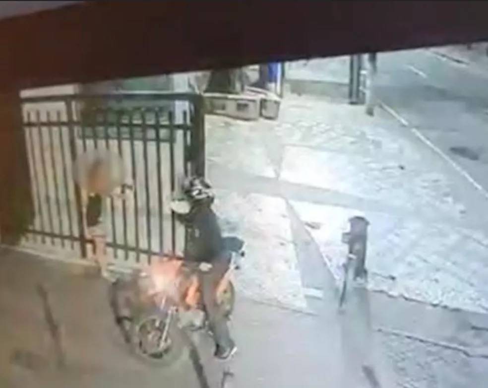 Como homem de moto roubou seis mulheres em uma semana na Zona Sul