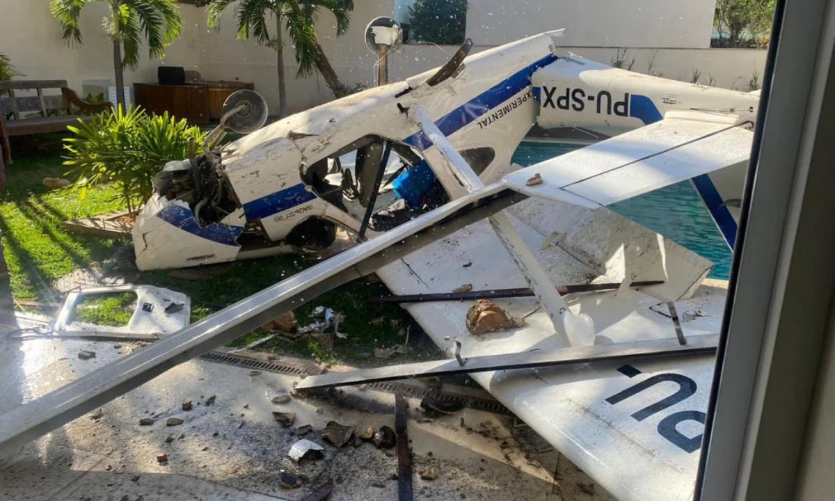 Foto mostra destroços de avião em cima de um gramado