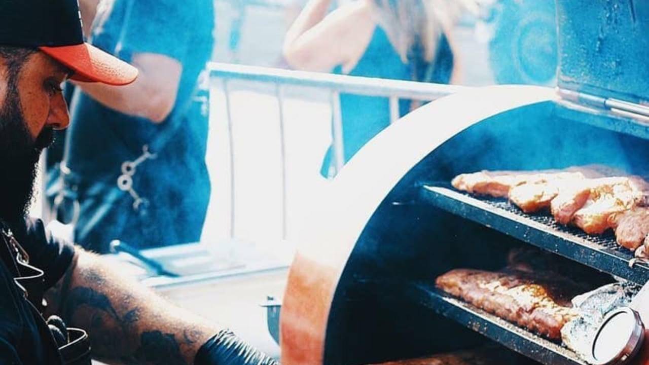 Pit smoker: a churrasqueira fechada e movida a lenha defuma carnes variadas no evento