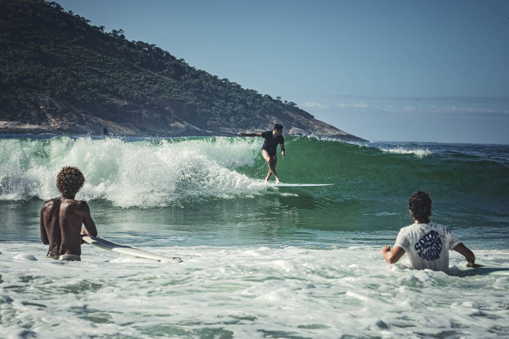 Paraíso do surfe, Praia da Macumba ganha espaços de refúgio à beira-mar
