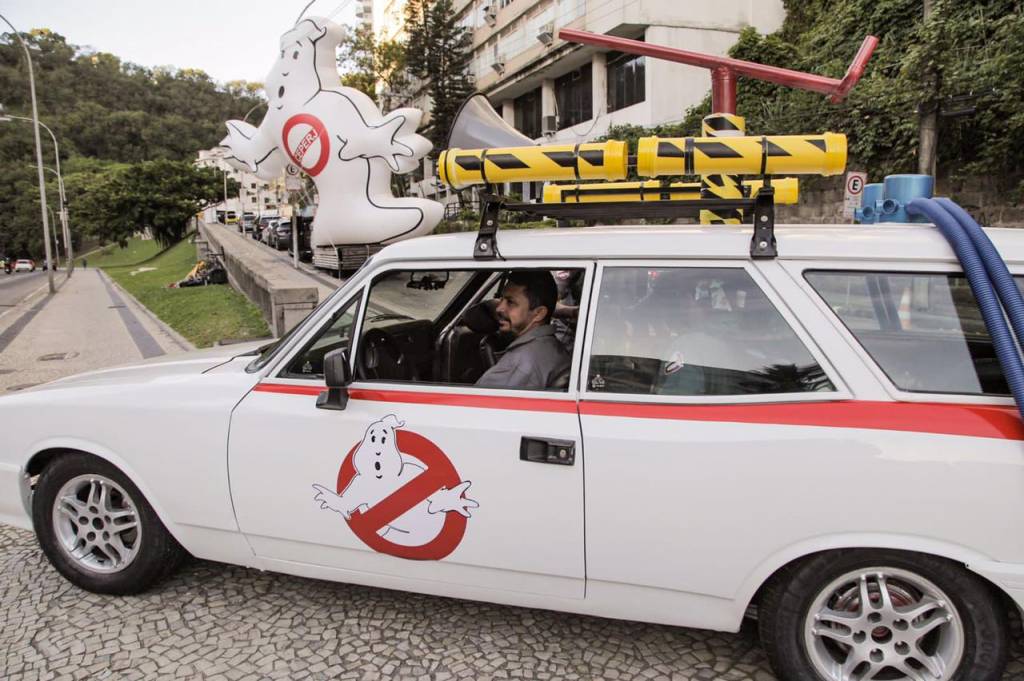 Carro de caça-fantasmas chama atenção no primeiro dia de campanha no Rio