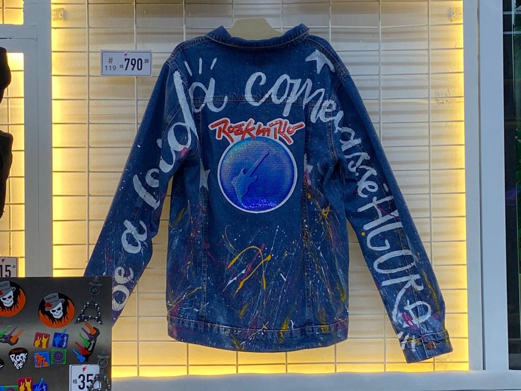 WhatsApp Image 2022-08-30 at 18.17.53 (1) Foto mostra produtos oficiais do Rock in Rio