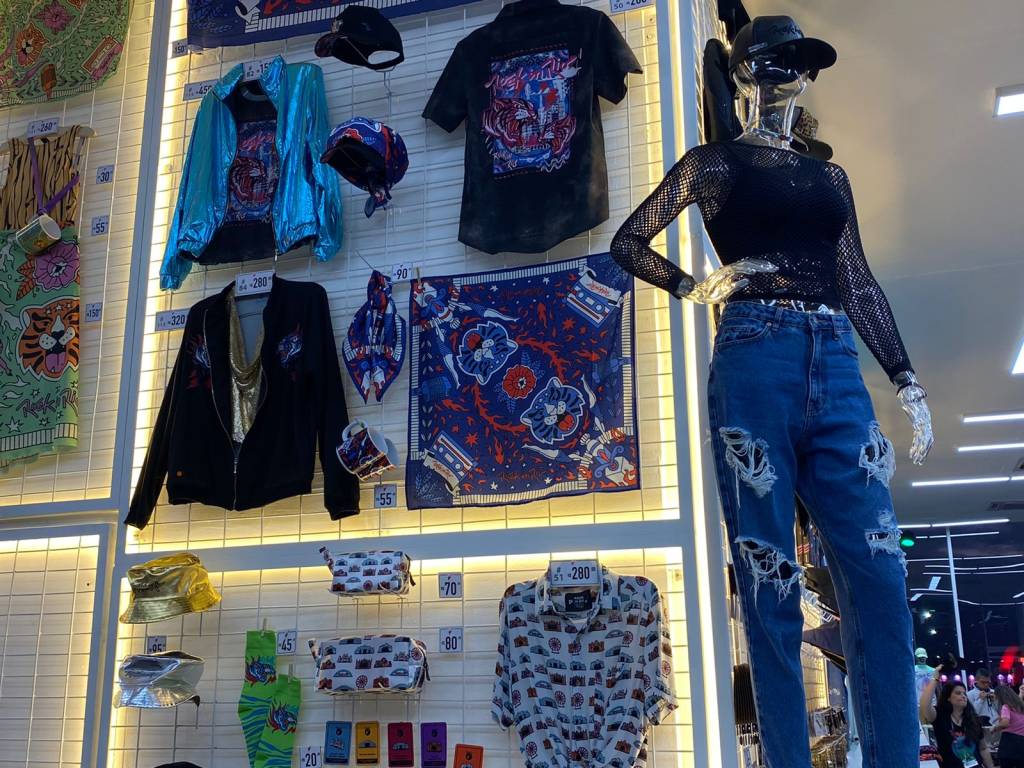 WhatsApp Image 2022-08-30 at 18.17.54 (1) Foto mostra produtos oficiais do Rock in Rio