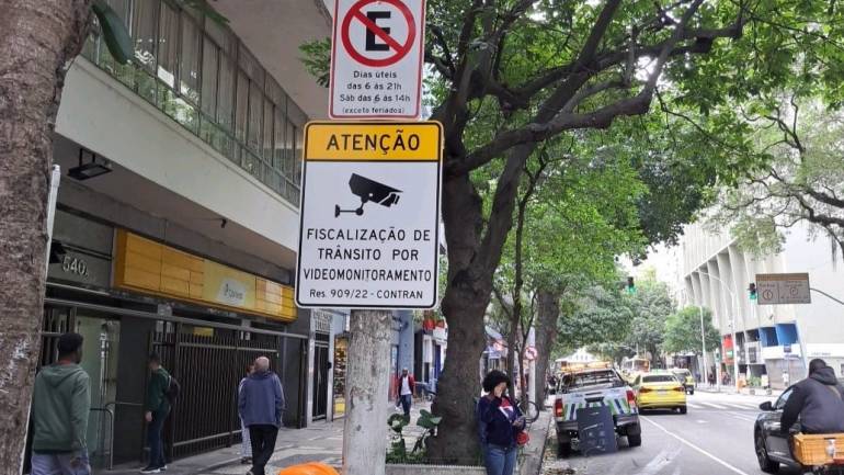 Foto mostra placa de trânsito alertando sobre monitoramento em vídeo