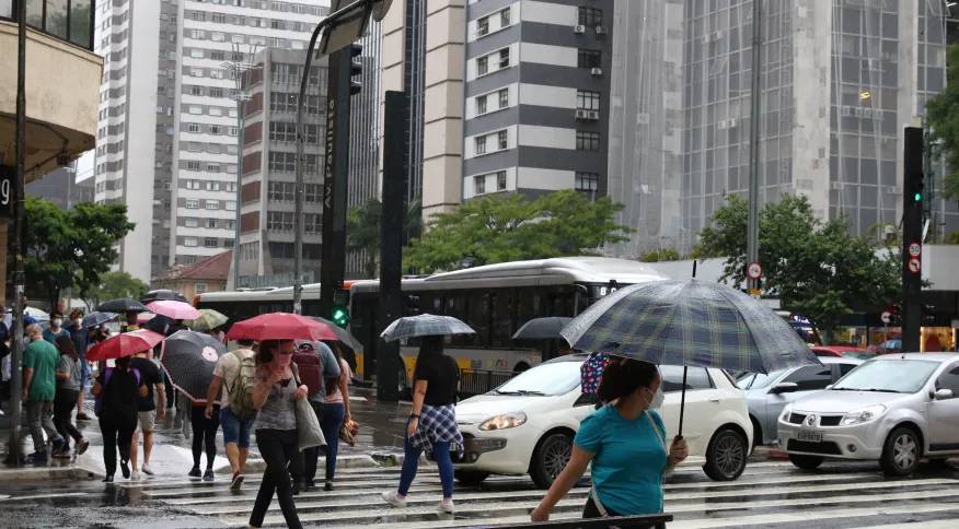Sinal amarelo: roubo de fios faz CET-Rio trocar semáforos por rotatórias
