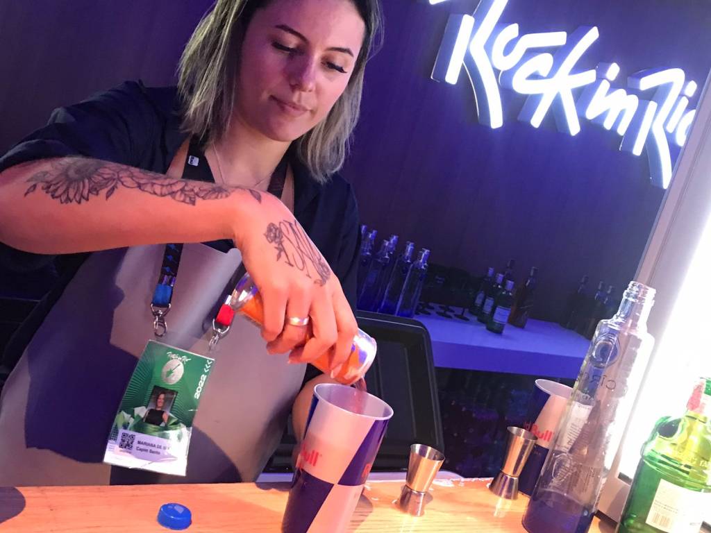 Tem chope à vontade, mas os vipões só querem saber de gim com energético