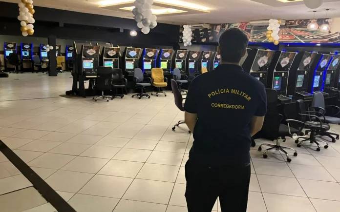 Mais de 130 máquinas caça-níqueis são apreendidas em bingos clandestinos