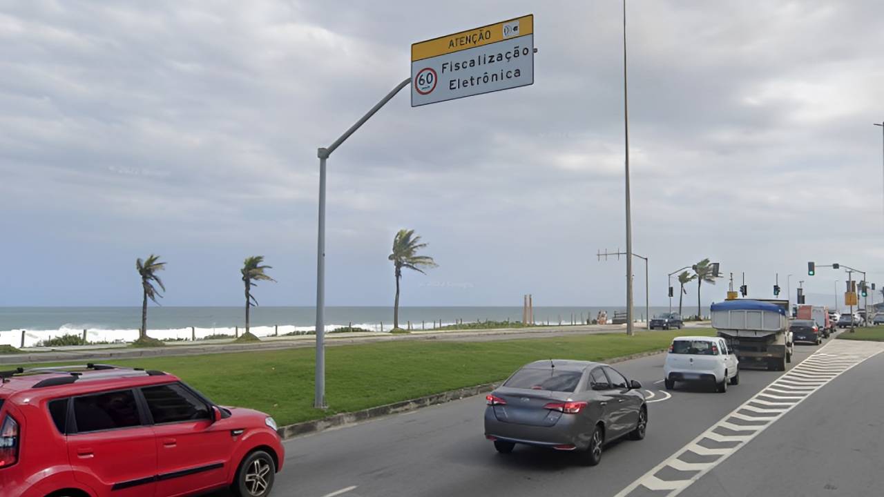 Foto mosra placa de fiscalização eletrônica