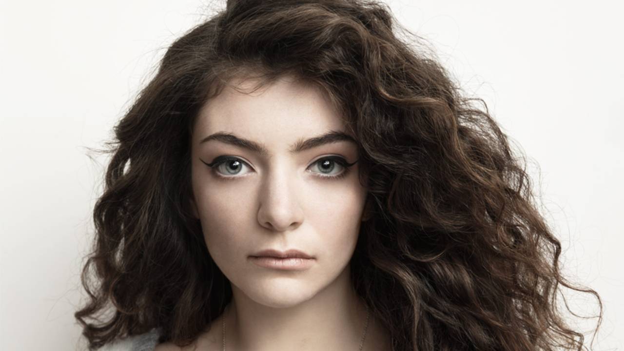 A cantora Lorde de casaco cinza de pelos