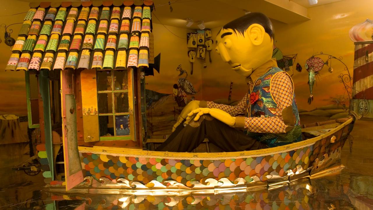 Instalação da dupla OsGemeos com boneco dentro de barco