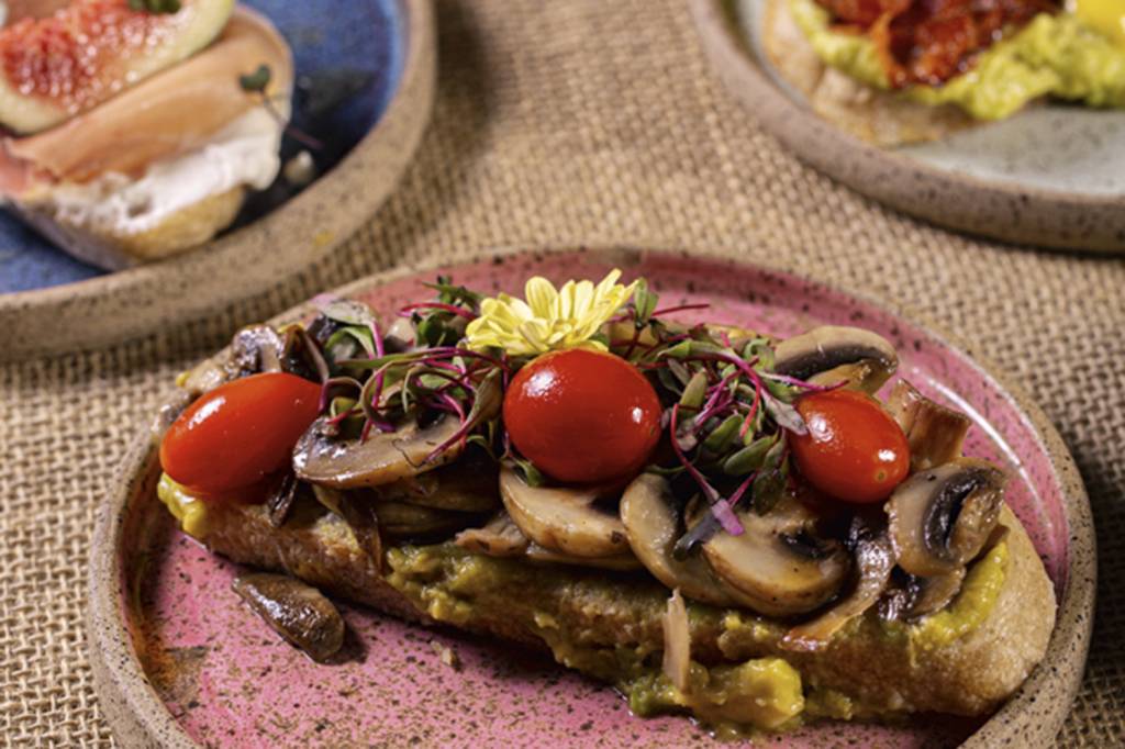 Torradas para todos: populares nos cardápios, elas têm coberturas variadas