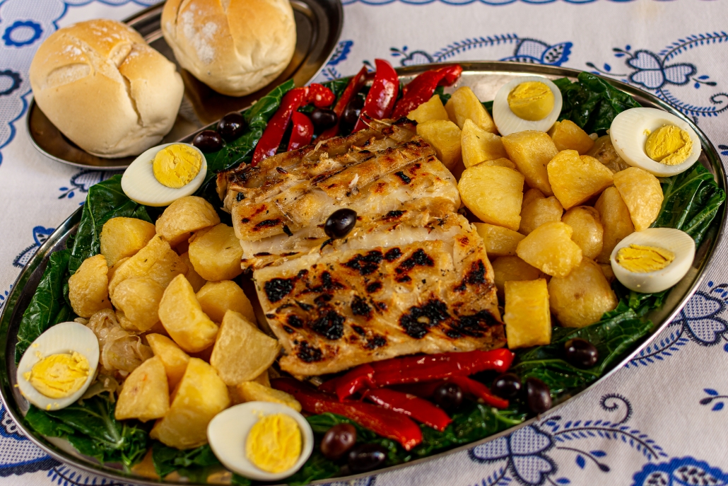 Concertinas: batatas coradas, couve, cebola e outras delícias ao lado do peixe
