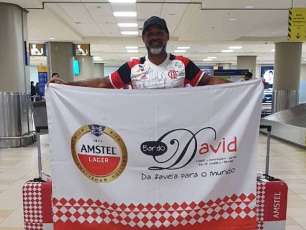 Dono de bar no Chapéu Mangueira ganha prêmio a vai à final da Libertadores