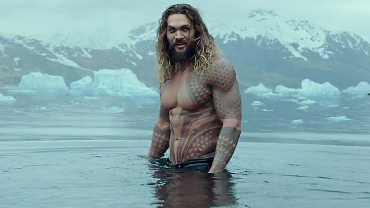 Foto mostra o ator Jason Momoa na água