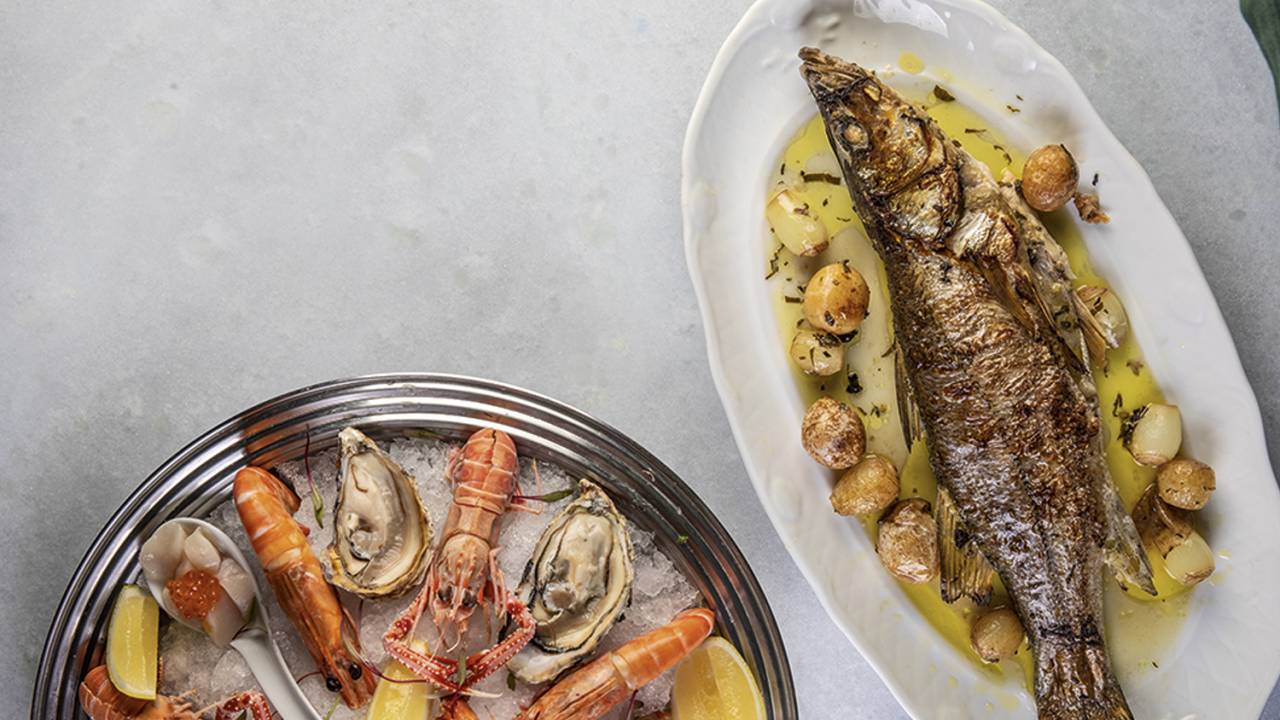 Frutos do mar no gelo e peixes assados: com o tempero do mediterrâneo -