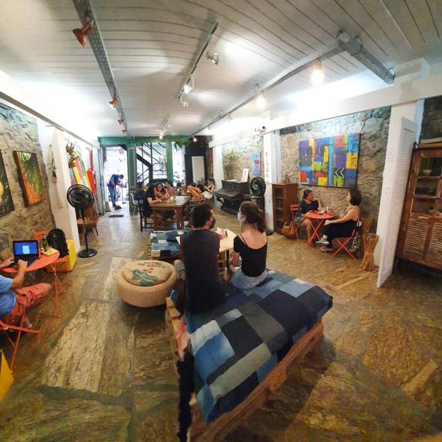 Caruá: espaço é um misto de cafeteria e galeria de arte Caruá: espaço é um misto de cafeteria e galeria de arte