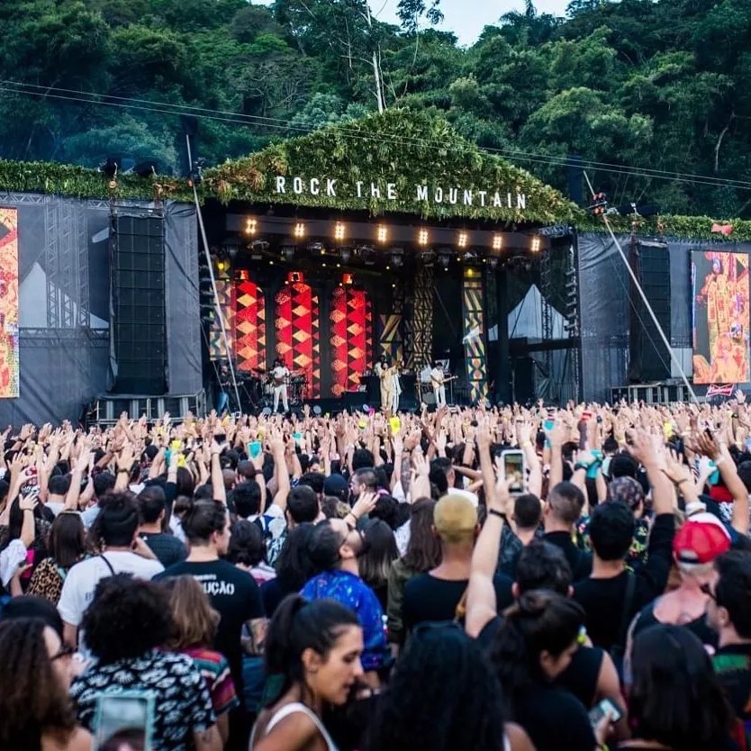 Foto mostra pessoas curtindo show no festival Rock the Mountain
