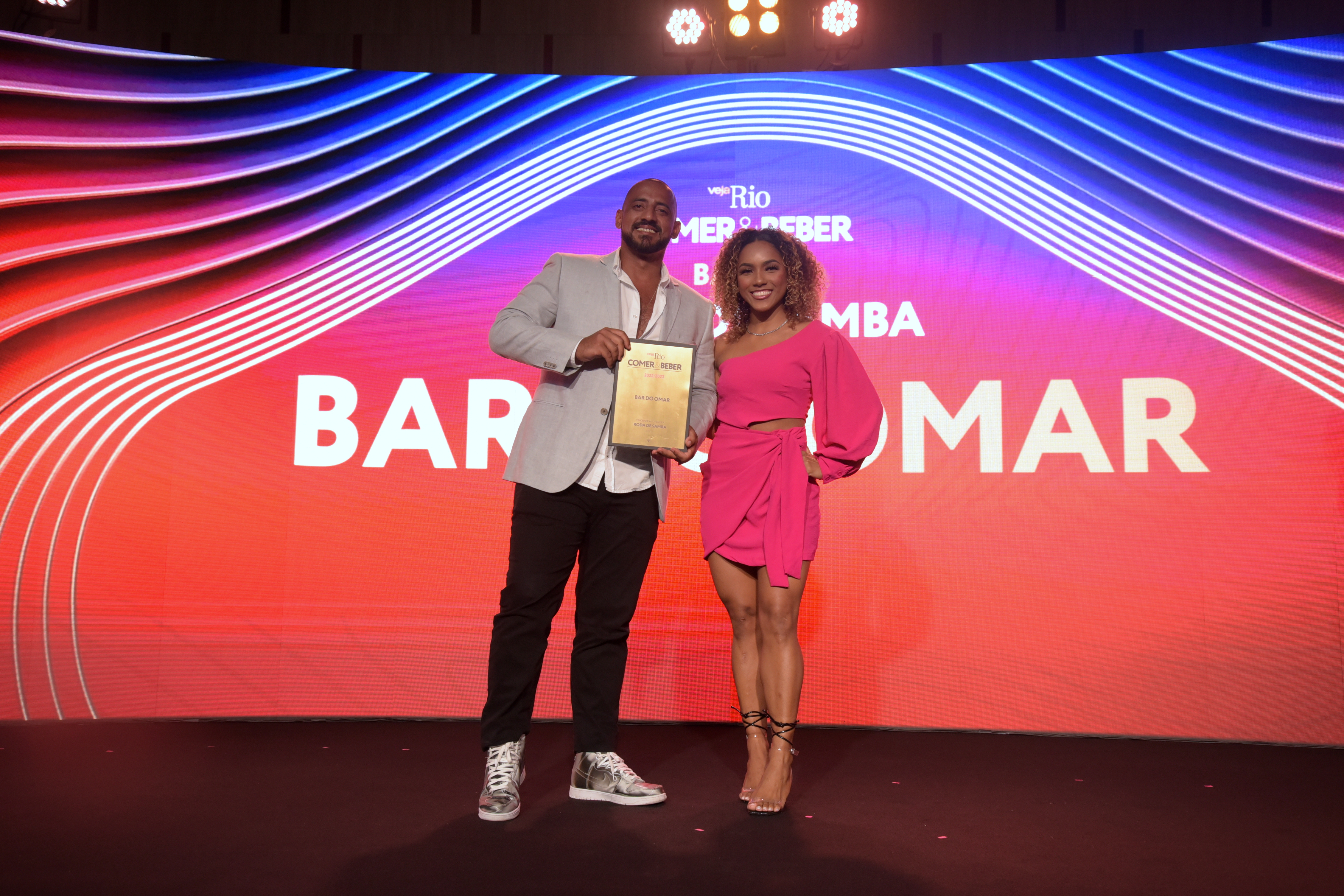 Roda de samba: Omar Jr. recebe o pr&ecirc;mio da rainha Mayara Lima