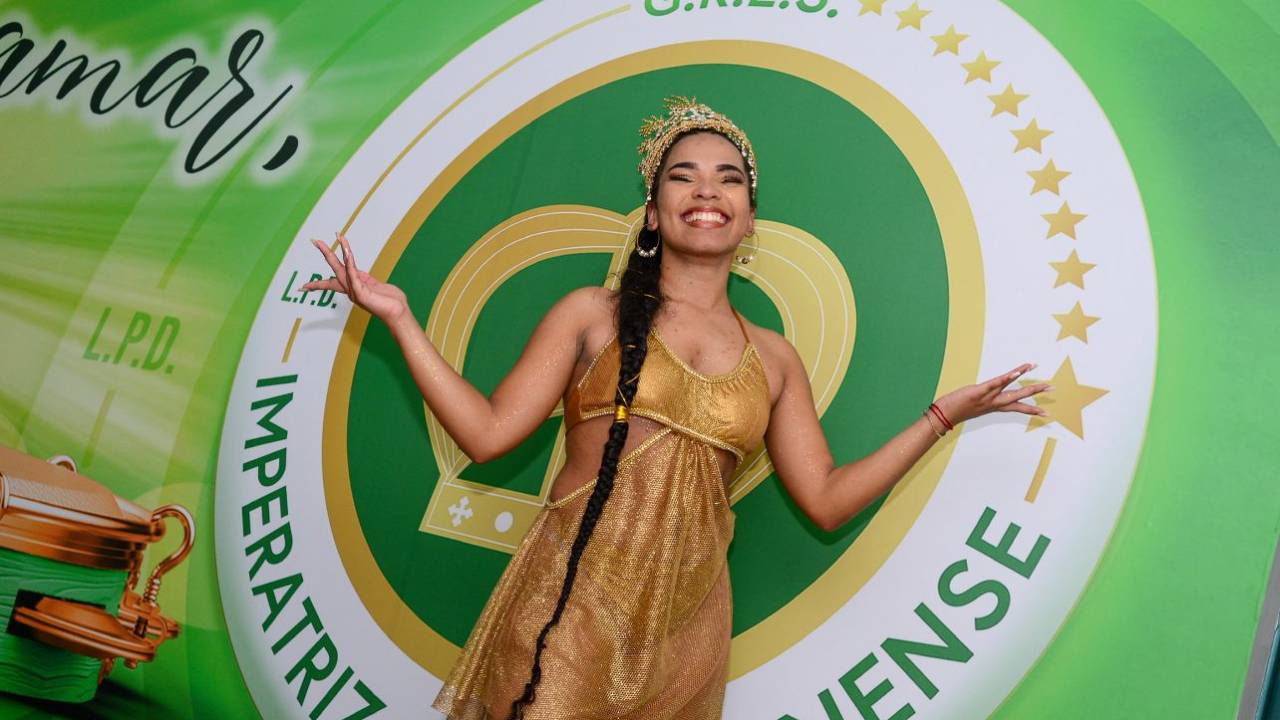 Moradora do Alemão é coroada como nova rainha de bateria da Imperatriz leopoldinense