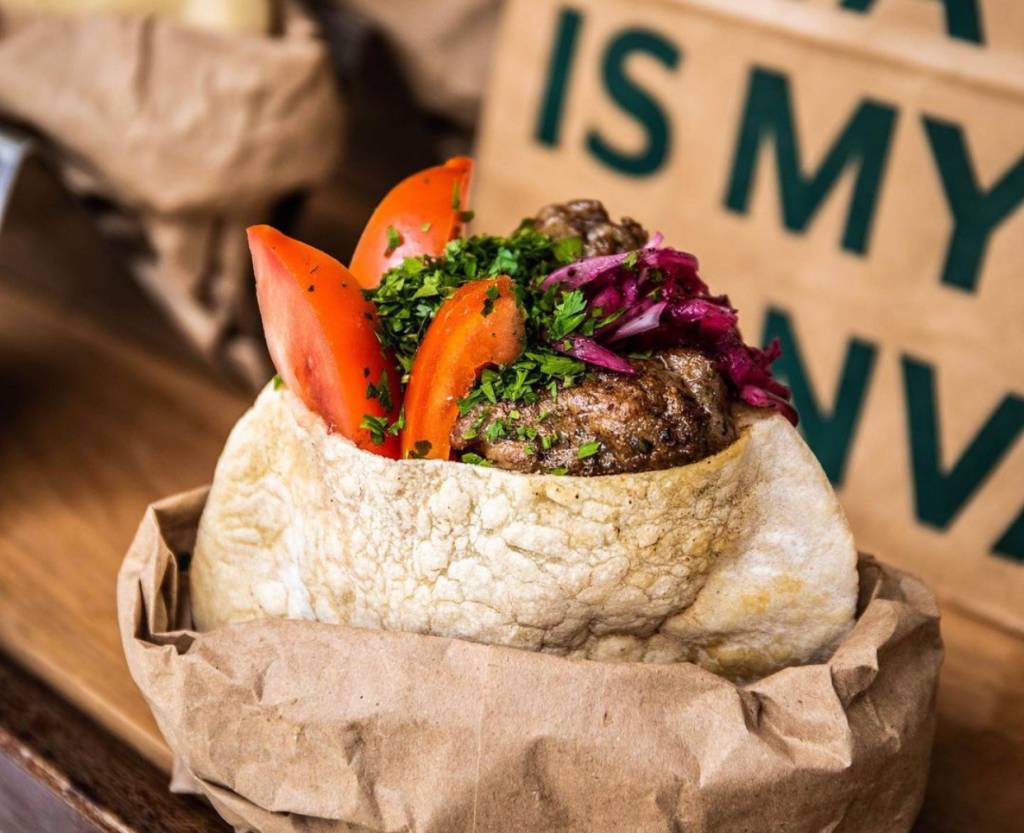 Sabores do Balcão, sucesso no Arpoador com comida de rua do Oriente Médio