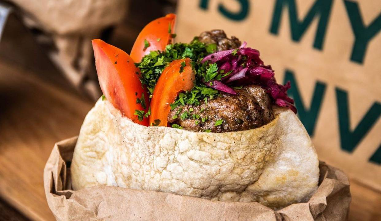 Kebab: pequenas "kaftas" de carne estão bem acompanhadas no pão pita
