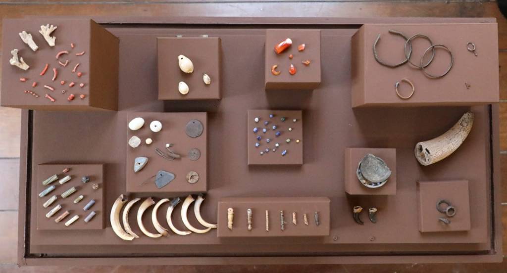 muhcab valongo 02 objetos de metal, ossos e outros materiais dispostos sobre superfícies marrons