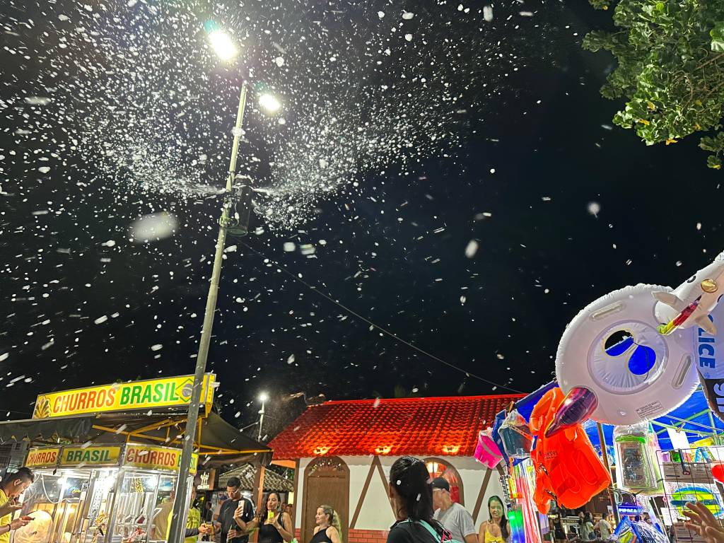 Arraial do Cabo ganha máquinas de espuma e faz nevar na Região dos Lagos
