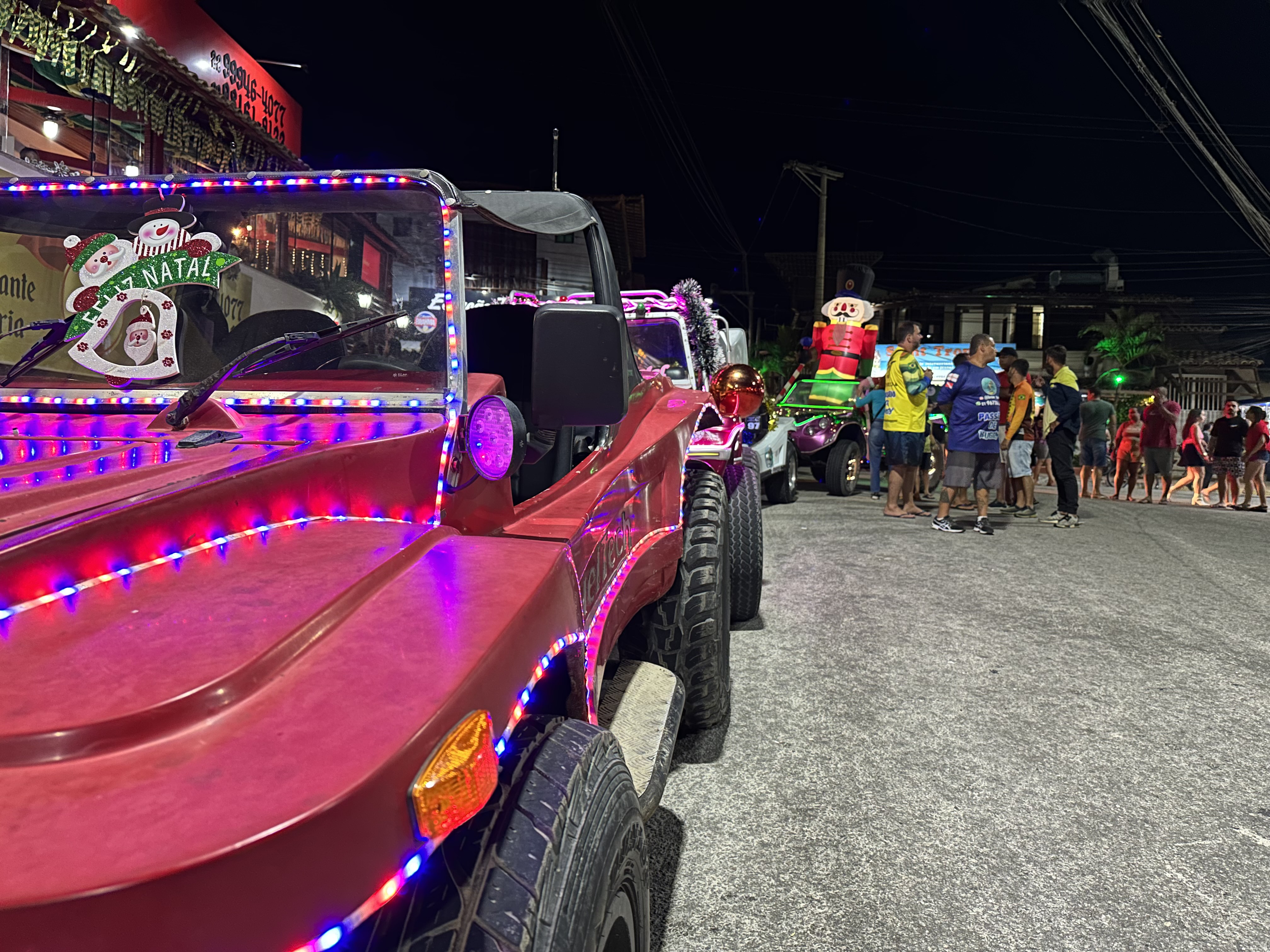 Foto mostra carrinho rosa com luzes de Natal decorativas
