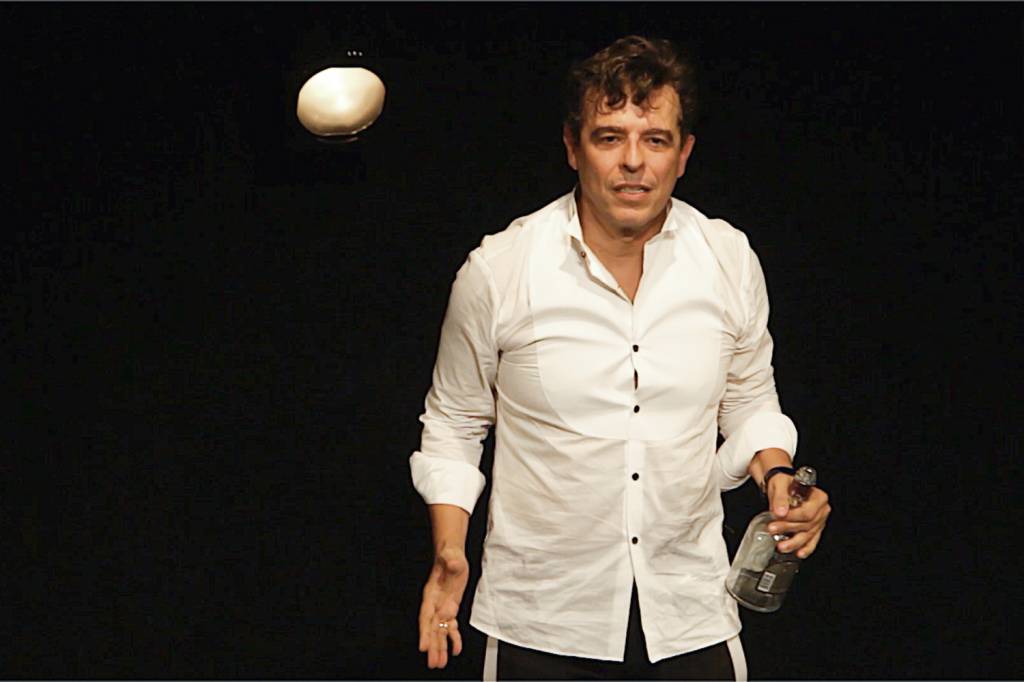 Gustavo Gasparani celebra quarenta anos de carreira em drama no palco