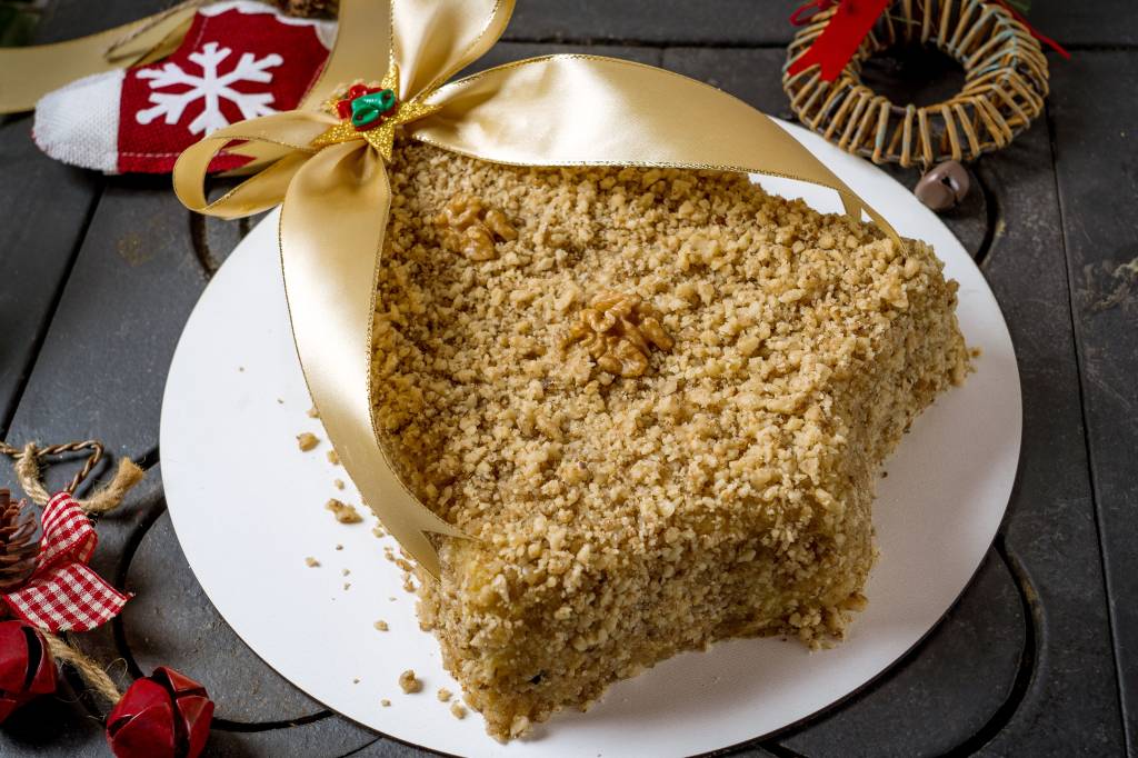 Torta Sino Quebra Nozes Cake & Co Cake & Co: torta sino é uma festa de sabores cobertos por nozes