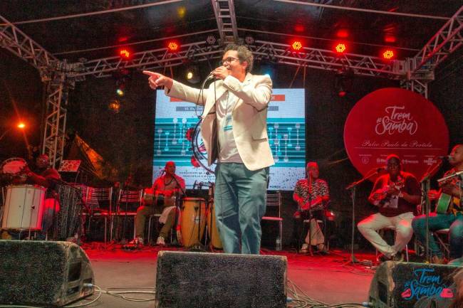 Marquinhos de Oswaldo Cruz comando o Trem do Samba e os três palcos em Madureira. Marquinhos de Oswaldo Cruz comando o Trem do Samba e os três palcos em Madureira.