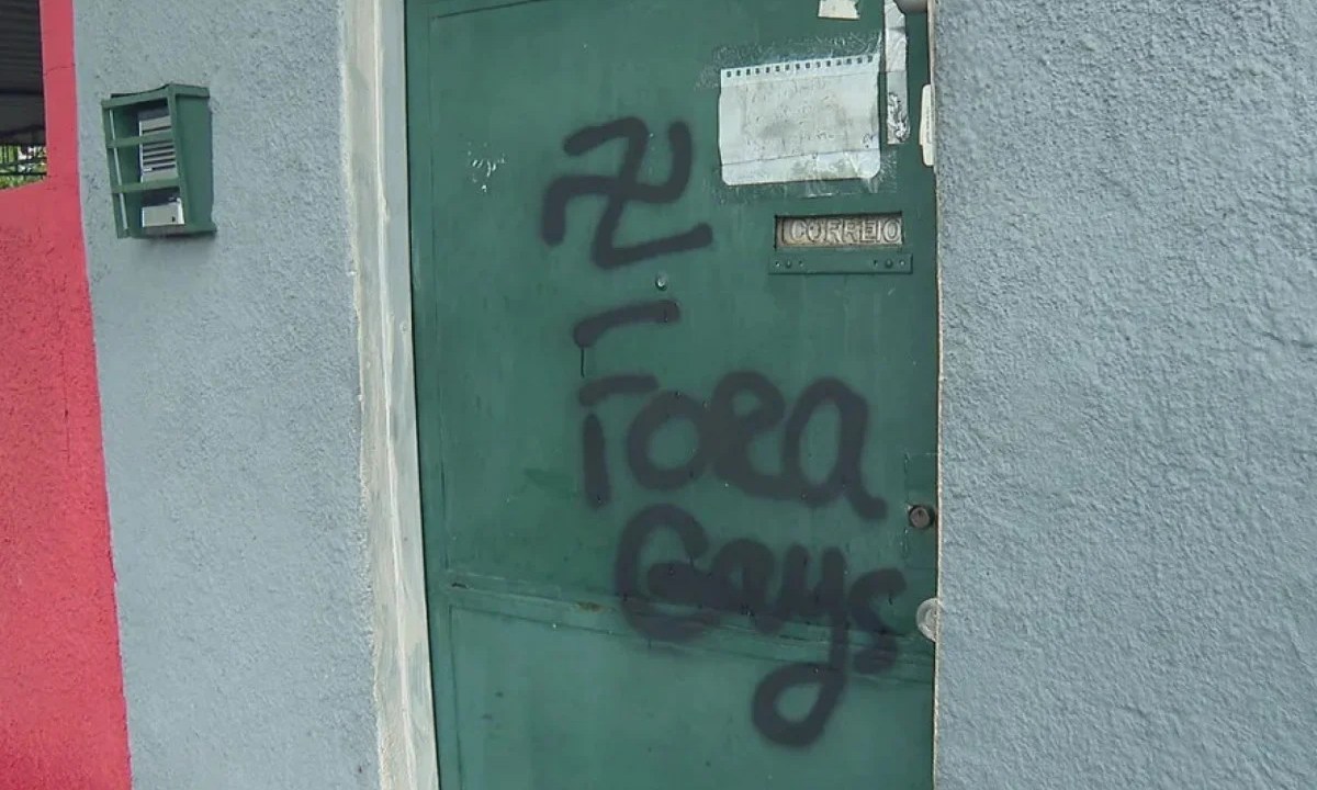 Foto mostra porta pichada