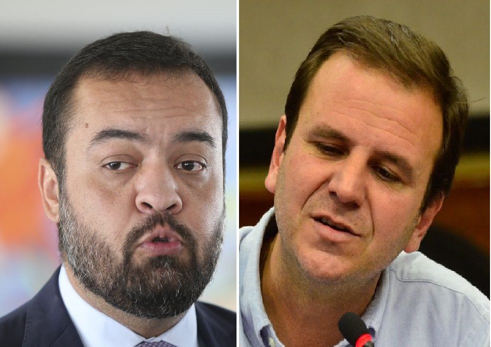 À esquerda, o rosto do governador Cláudio Castro, que usa terno preto. À direita, o prefeito Eduardo Paes, de camisa social azul-clara.