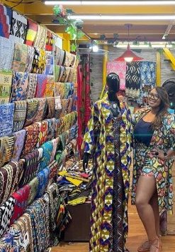 fernanda mercadao A estilista Fernanda Carvalho segunda um quimono longo em tecido com estampa africana.