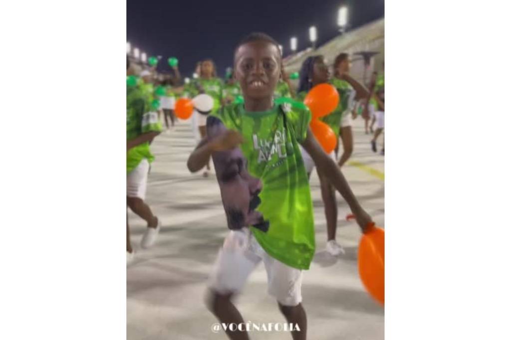 Viralizou: passista mirim do Império Serrano dá show em ensaio da escola