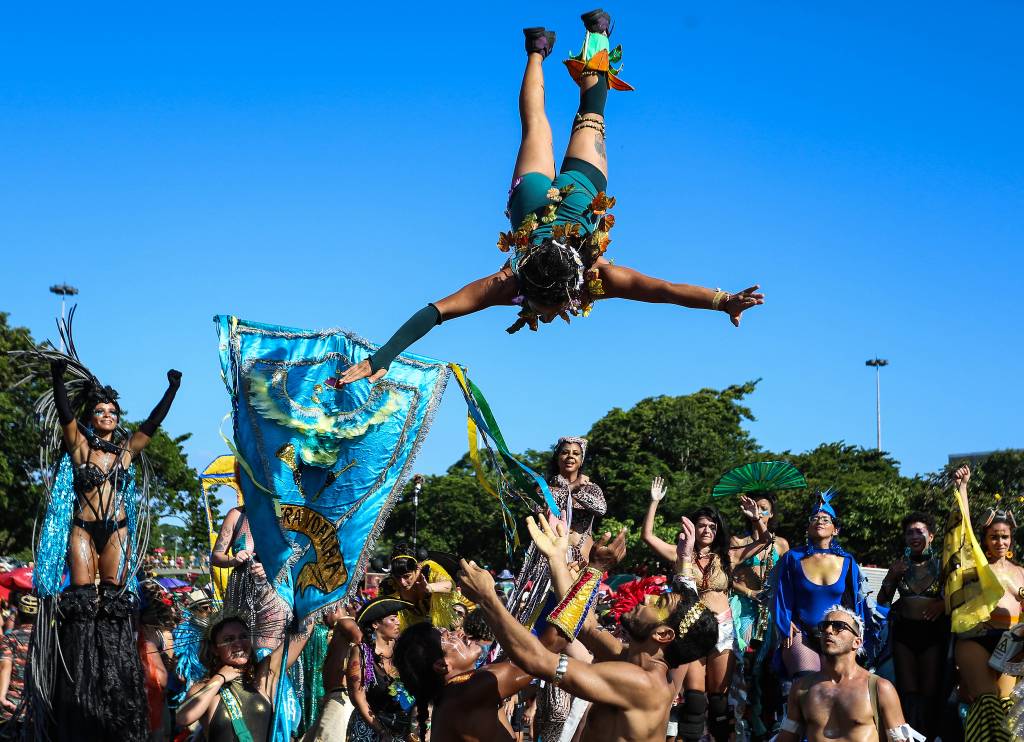49585481247_4216ace93d_k Integrantes do bloco jogam um integrante para o alto