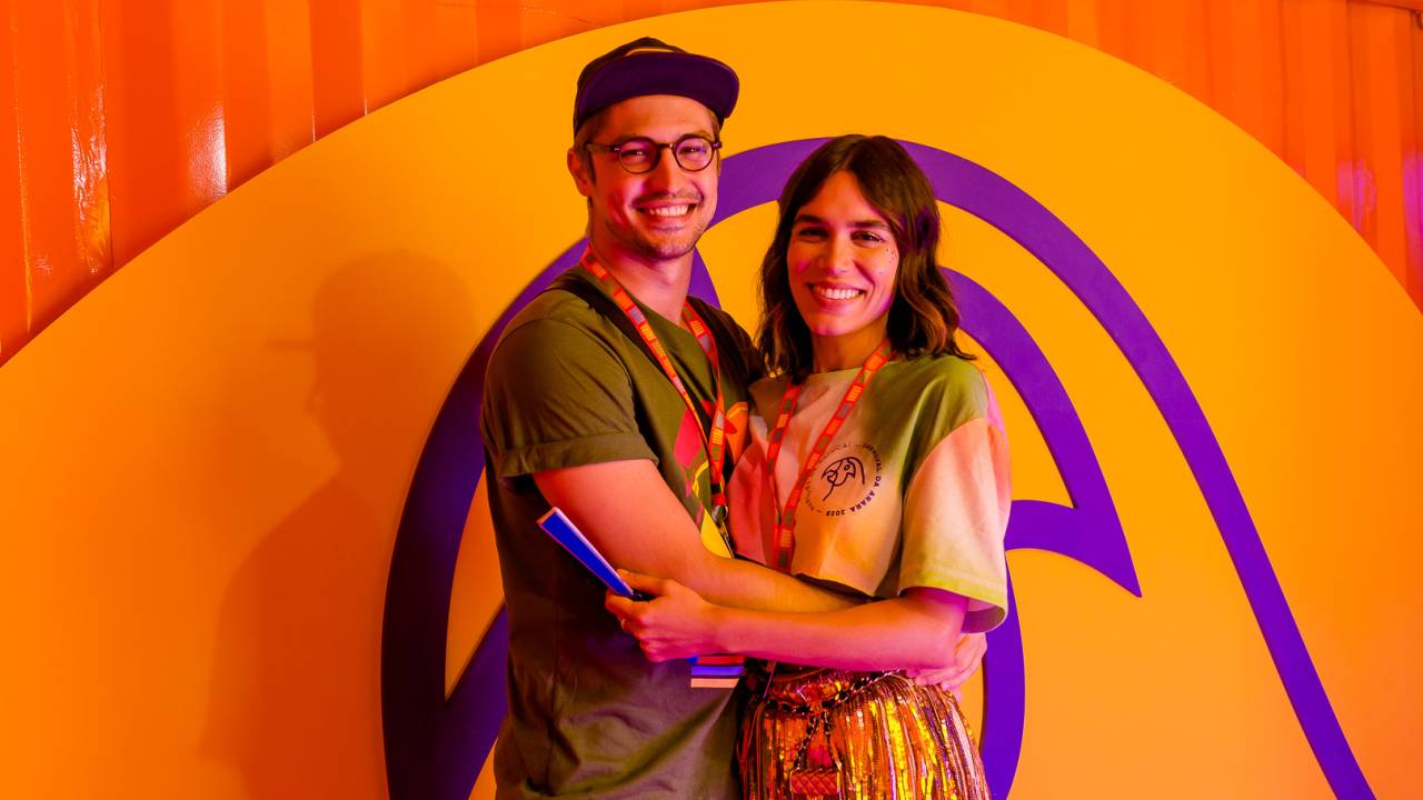 Gabriel Leone e Carla Salle abraçados no Camarote Arara