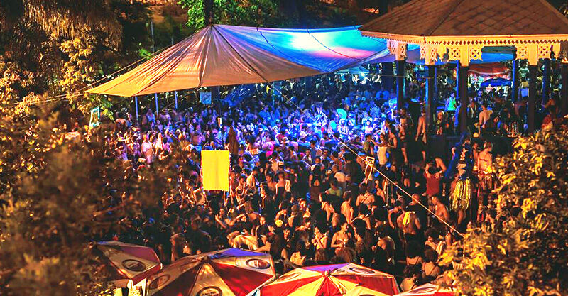 A lona e o coreto do Jardim do Méier com a Orquestra Voadora e uma multidão de público