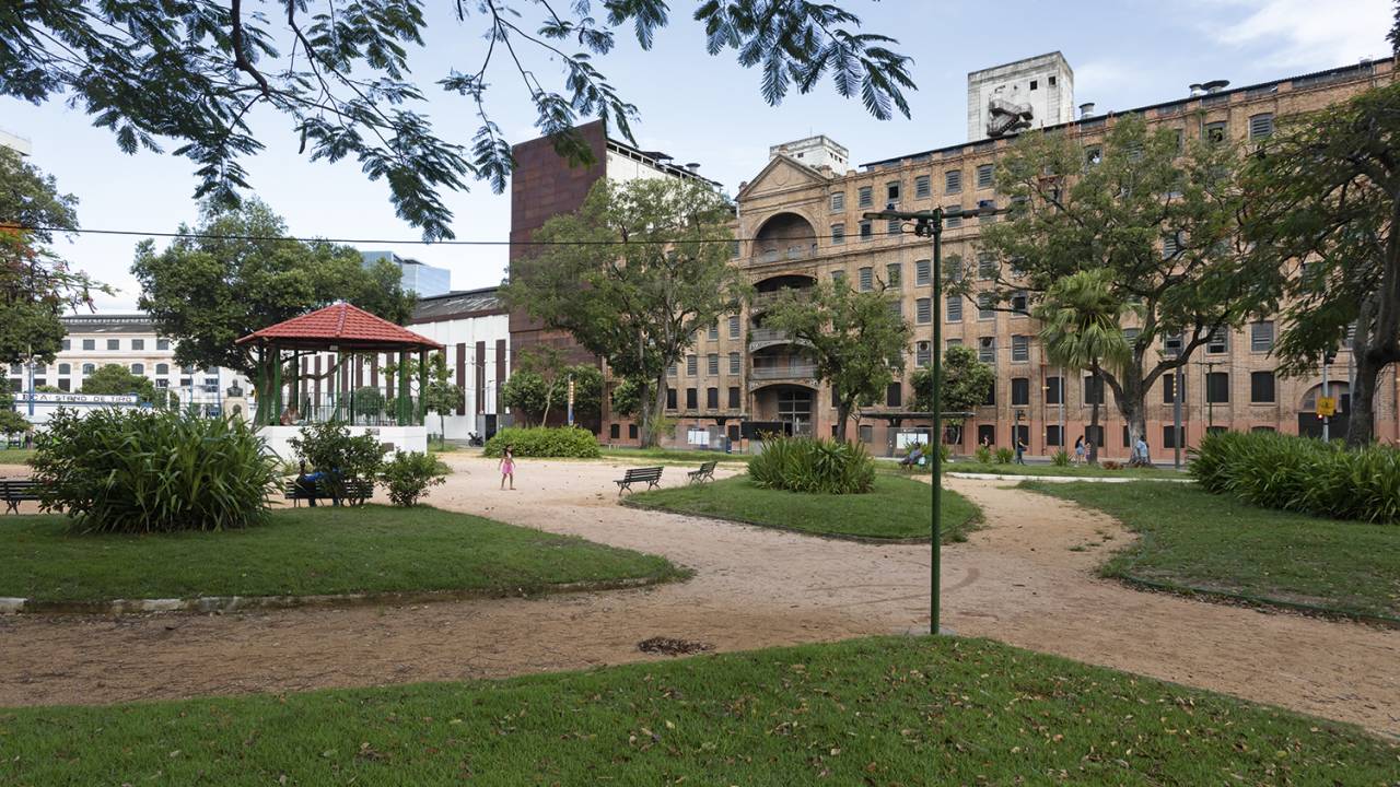 Revitalizada: o coreto foi pintado e a praça ganhou novo mobiliário urbano -