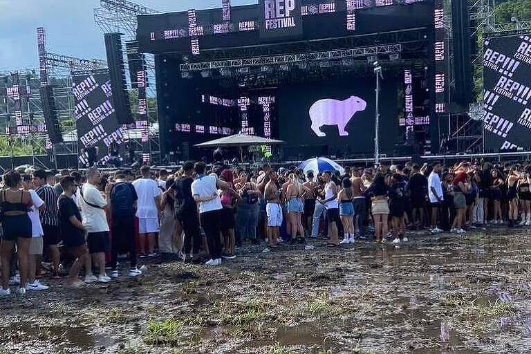 Palco do REP Festival com o público e muita lama.
