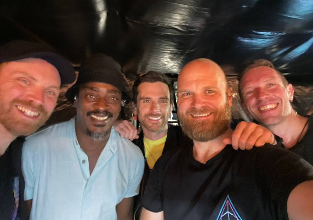 Foto mostra banda Coldplay com Seu Jorge